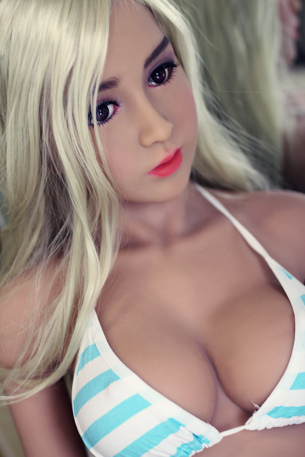 145 cm große silberhaarige Sexpuppe mit hübschem Gesicht