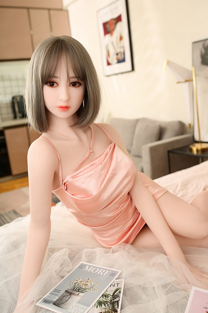 166 cm große Sexpuppe mit langen Haaren und großen Brüsten
