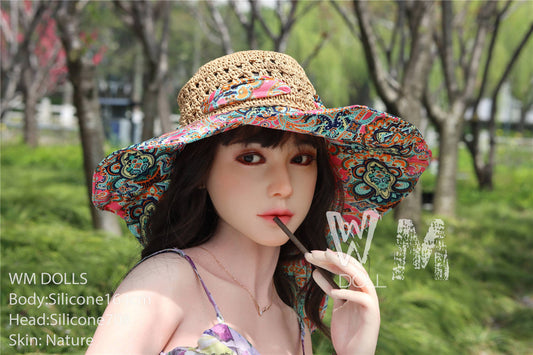 Wenn Sie Ihre Sexpuppe verkleiden, werden Sie von ihr angezogen