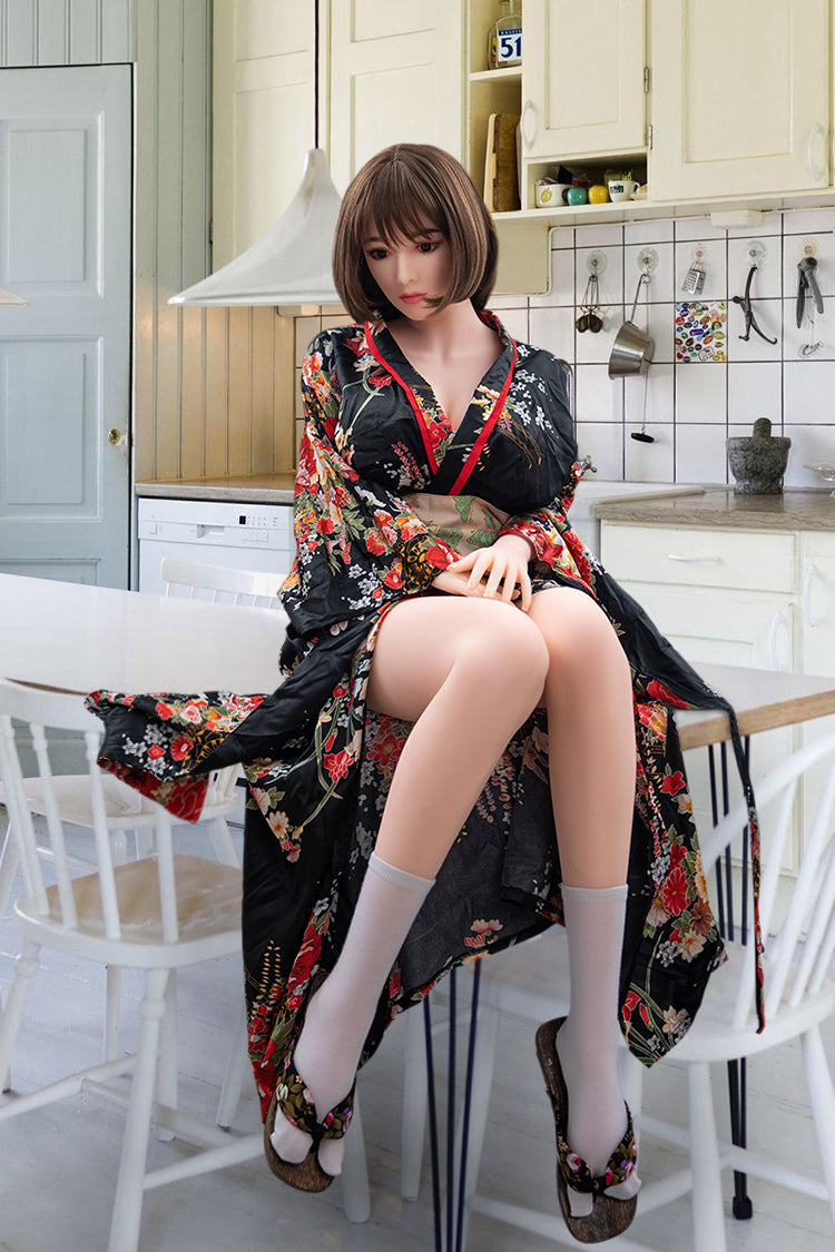 Die vollbusige japanische TPE Sexpuppe Josephine im Kimono ist sexy